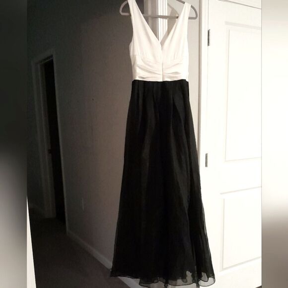 Vera Wang Formal Gown - Picture 2 of 9